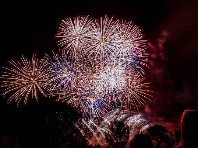 LOGROÑO, 23/09/2025.- XVII Concurso internacional de fuegos artificiales con la participación de Pirotecnia Pibierzo, dentro de las Fiesta de San Mateo, este martes en La Ribera, Logroño. EFE/Raquel Manzanares