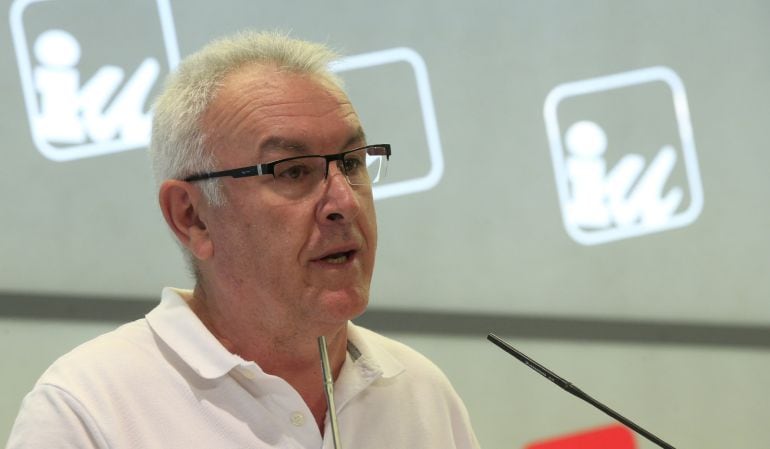 El coordinador federal de IU, Cayo Lara, durante la rueda de prensa que ha ofrecido hoy en la sede del partido como despedida del cargo en el que ha permanecido ocho años, en la víspera de la Asamblea que la organización hará este fin de semana en Madrid 