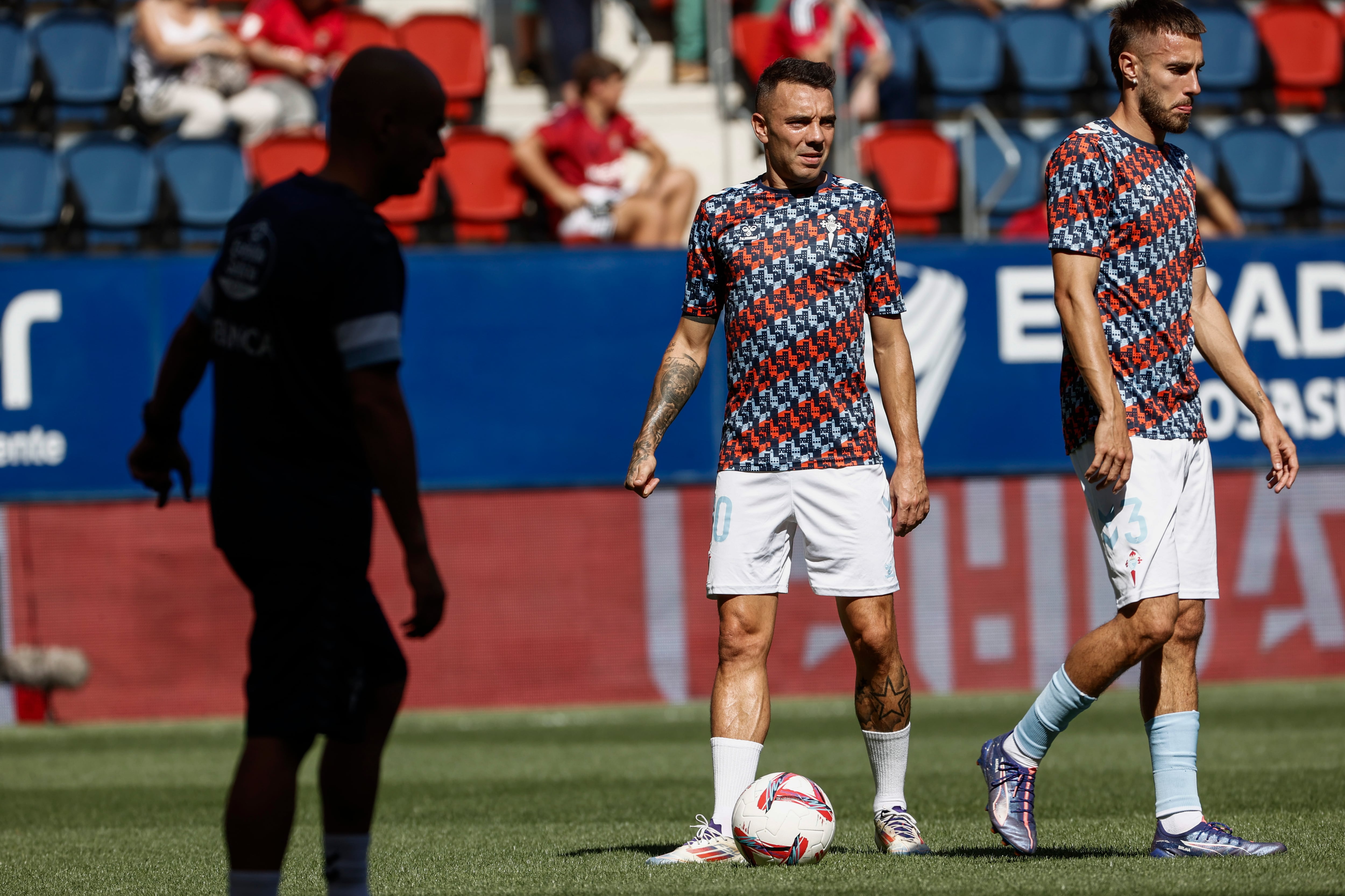 PAMPLONA , 01/09/2024.- El delantero del Celta Iago Aspas (2d)en el calentamiento del partido de LaLiga entre Osasuna y Celta, este domingo en el estadio de El Sadar. EFE/ Jesús Diges
