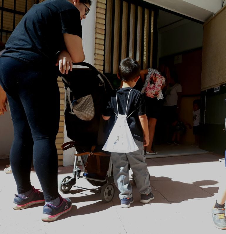 Pequeños esperando a entrar a clase en su primer día de colegio.