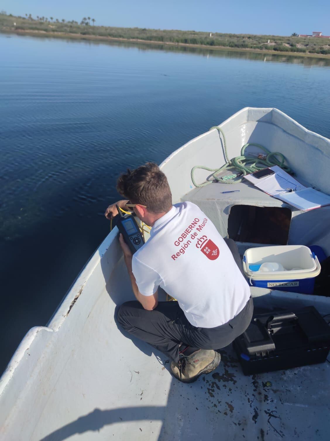 Técnicos del IMIDA toman mediciones del estado del agua en el Mar Menor