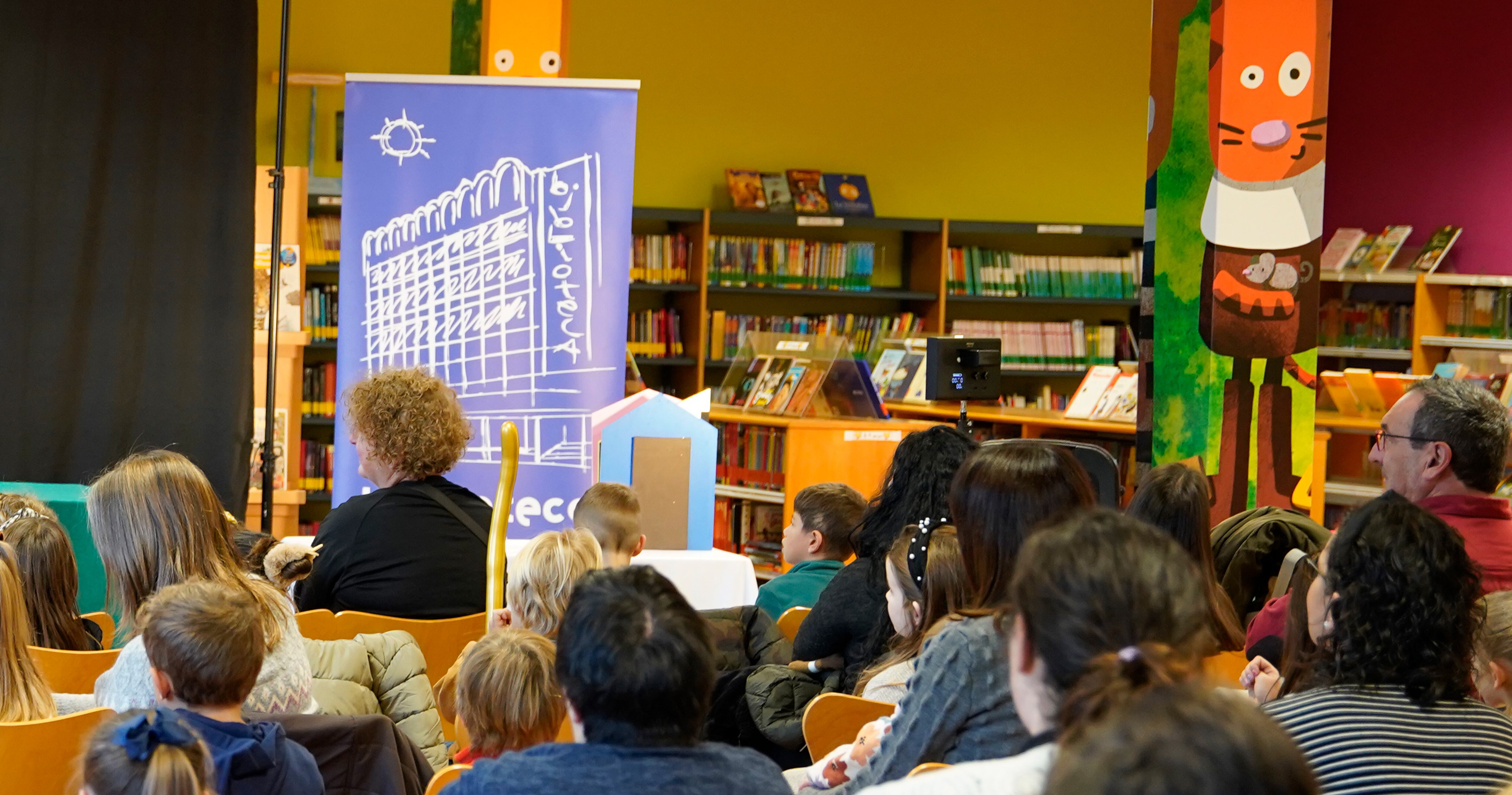 Actividad de cuentacuentos en la biblioteca municipal de Xàtiva