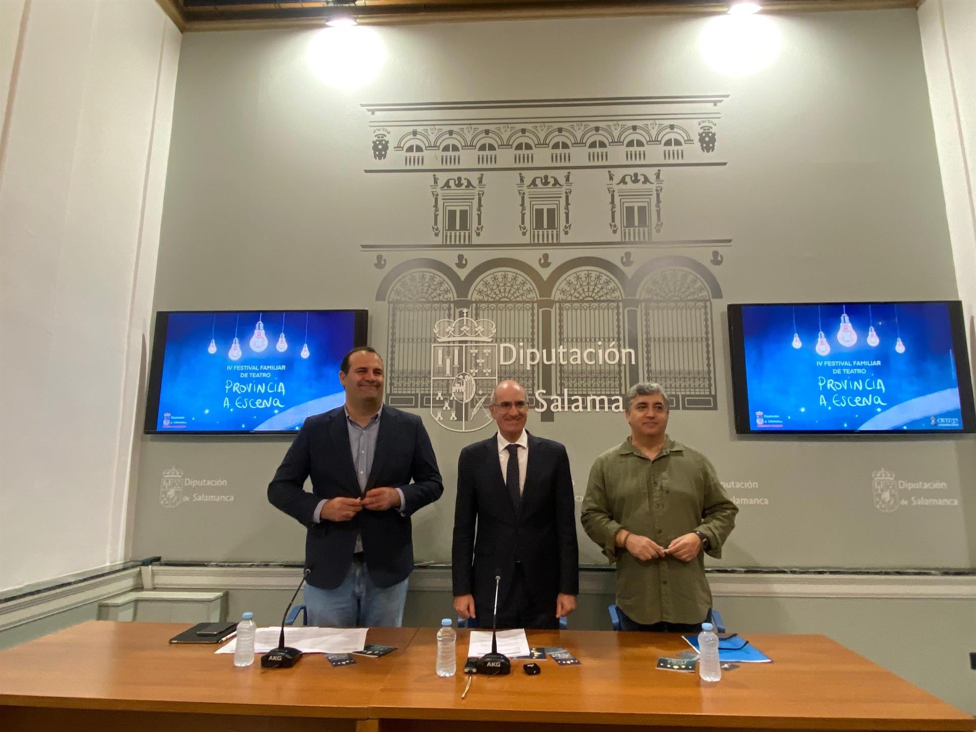 El diputado de cultura, David Mingo, junto al presidente de la diputación, Javier Iglesias, y el coordinador del programa, Manuel González