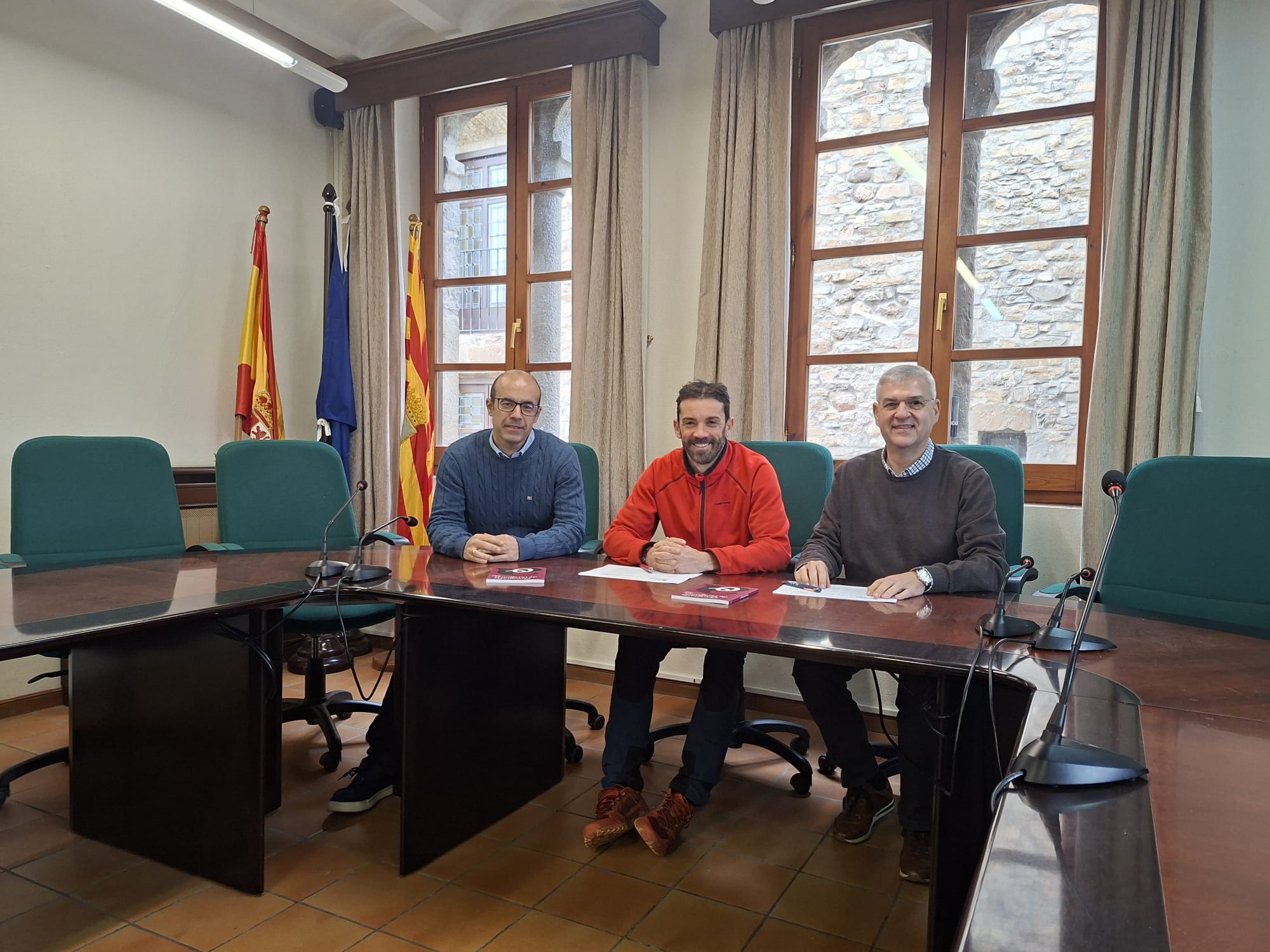 En el centro Enrique Pueyo, a su izquierda, el director del Instituto de l’Aragonés, Juan Pablo Martínez, y a la derecha el presidente de la academia, Javier Giralt