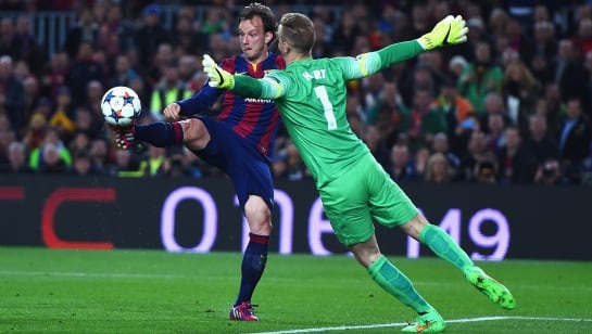 BARCELONA, SPAIN - MARCH 18: Ivan Rakitic of Barcelona lifts the ball over Joe Hart of Manchester City to score the opening goal during the UEFA Champions League Round of 16 second leg match between Barcelona and Manchester City at Camp Nou on March 18, 2