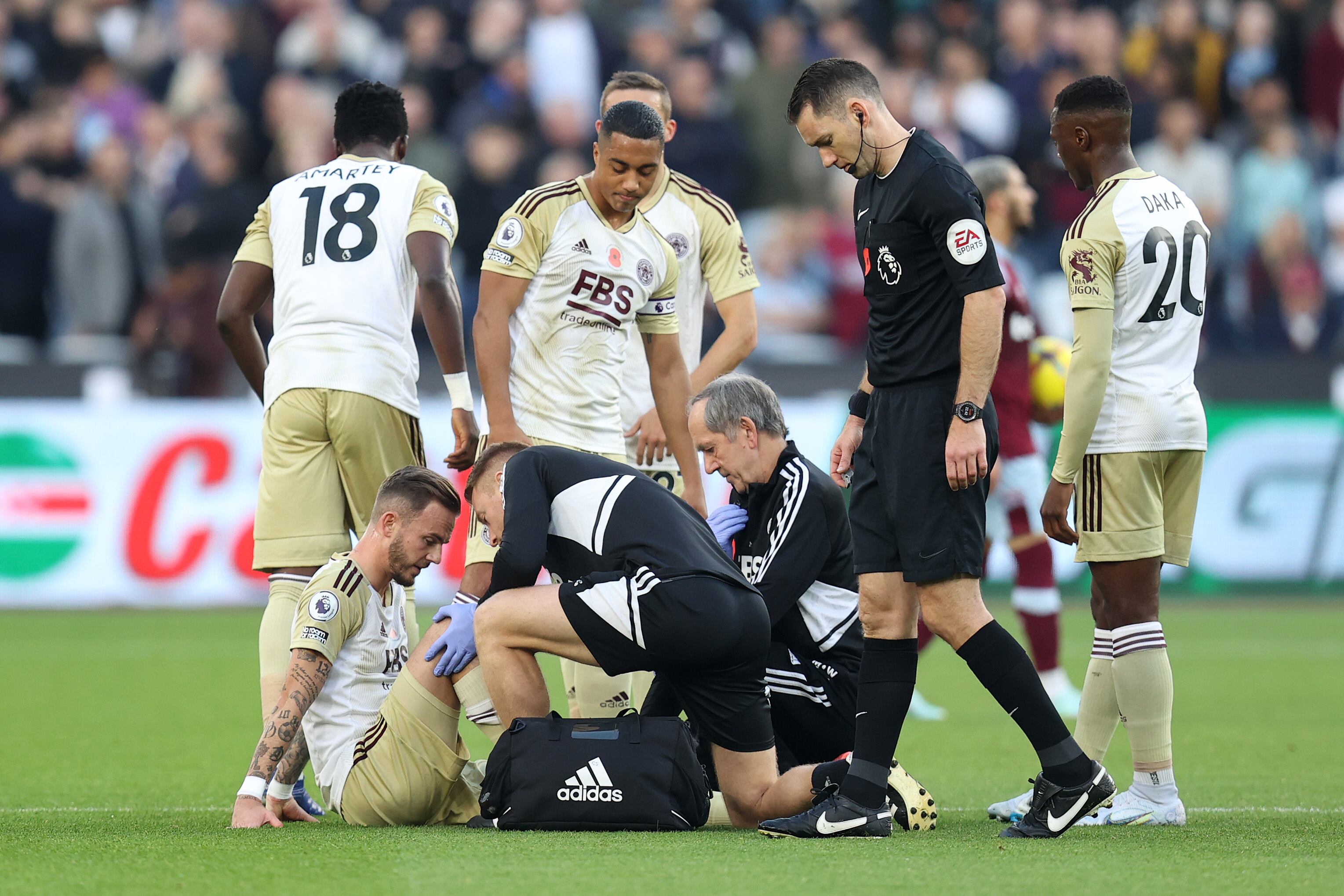 Momento en el que James Maddison, del Leicester City, se retira leisonado