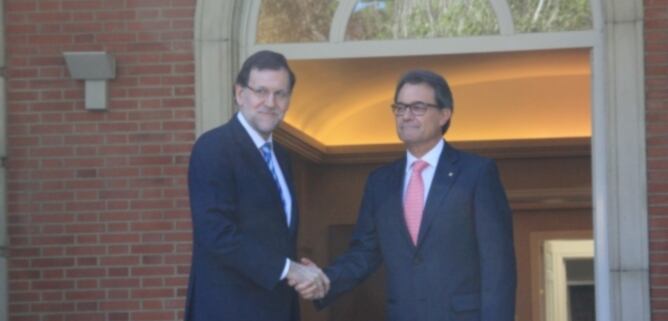 Artur Mas i Mariano Rajoy es donen la mà davant La Moncloa