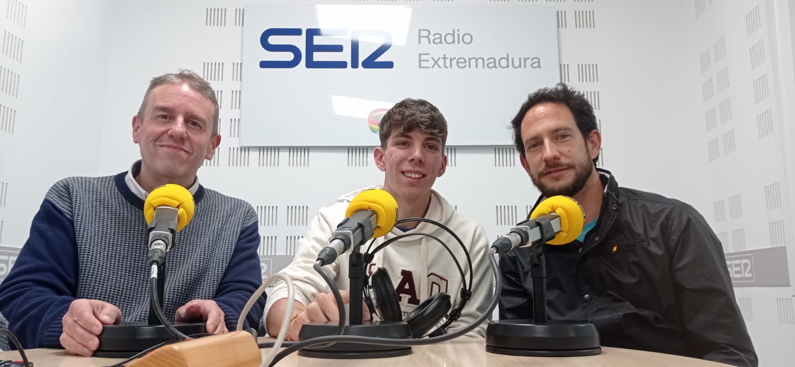 José Luis Vela con David García Zurita y Luis Carretero en los estudios de la SER en Badajoz.