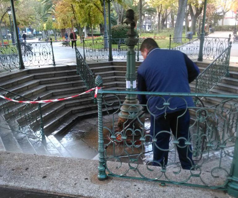 Operario limpia con agua a presión escalinata de la Fuente Agria