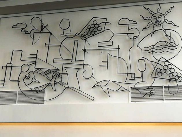 El restaurado mural de forja luce en medio de la planta baja de La Vega