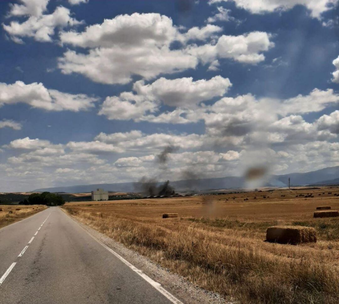 Los bomberos controlan un incendio en una nave de Cartonajes Eresma del Polígono de Valverde