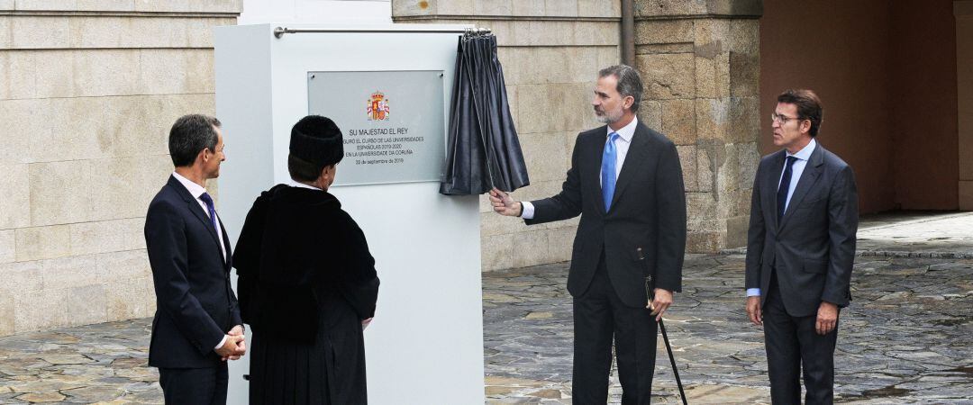 El ministro de Ciencia, Innovación y Universidades, Pedro Duque, el Rey Felipe VI y el presidente de la Xunta, Alberto Núñez Feijoo durante  la apertura del curso universitario en la Universidad de A Coruña,