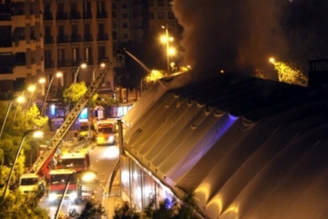 Efectius dels Bombers treballant a l&#039;incendi del Mercat del Ninot de Barcelona, aquest divendres a la nit