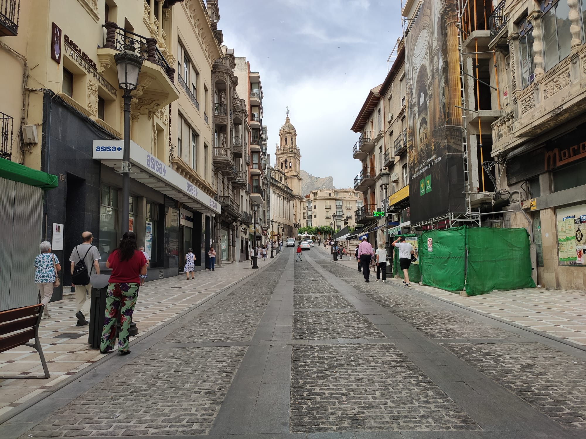 La calle Bernabé Soriano de Jaén capital, conocida como &#039;La Carrera&#039;, con gente paseando