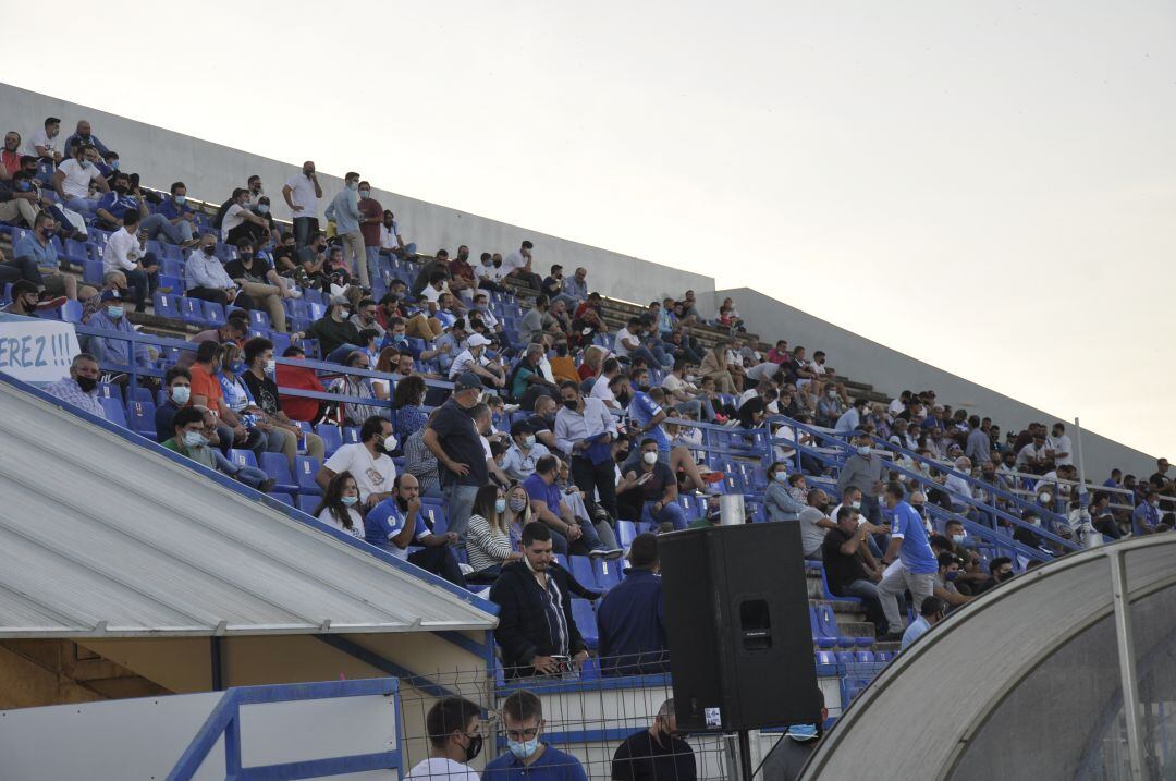 Aficionados del Xerez CD durante un partido esta temporada