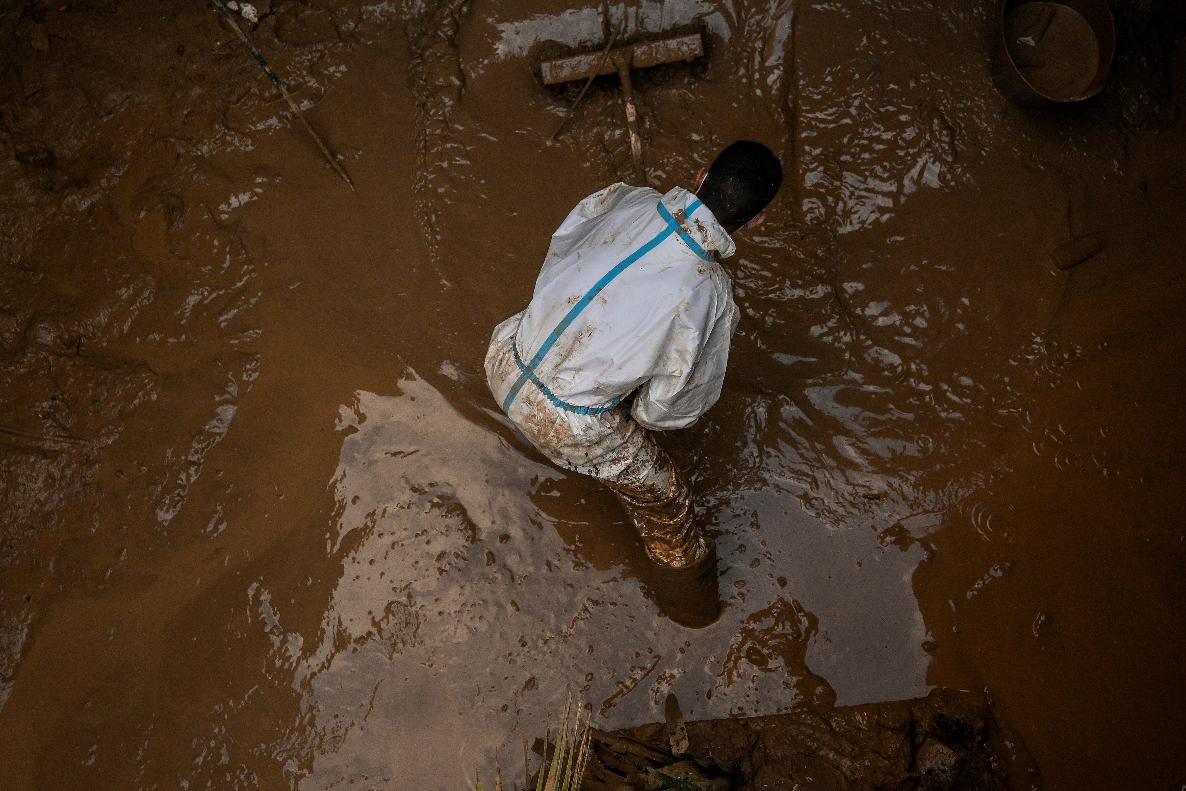 Un voluntario limpia el barro en una localidad afectada por la DANA.