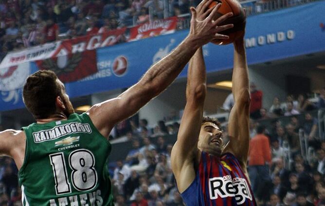 El jugador del Panathinaikos Kostas Kaimakoglou defiende ante el jugador del F.C. Barcelona Regal Víctor Sada durante su partido por el tercer y cuarto puesto de la Final Four de la Euroliga de baloncesto