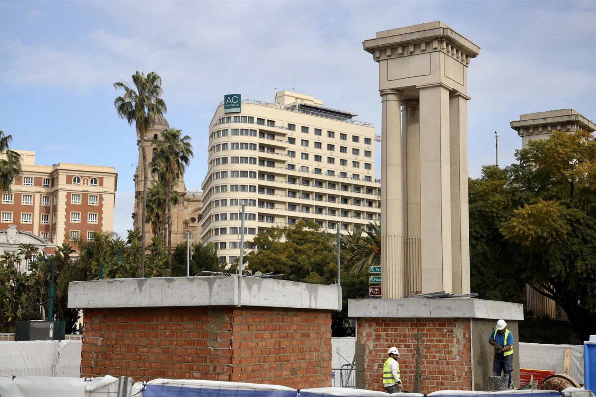Imagen de la construcción de los pedestales sobre los que serían colocadas las estatuas
