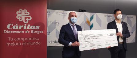 Javier Casado, jefe del Área de Negocio de Caja Viva Caja Rural (izda) junto a Ignacio Ruiz, Secretario General de Cáritas Burgos