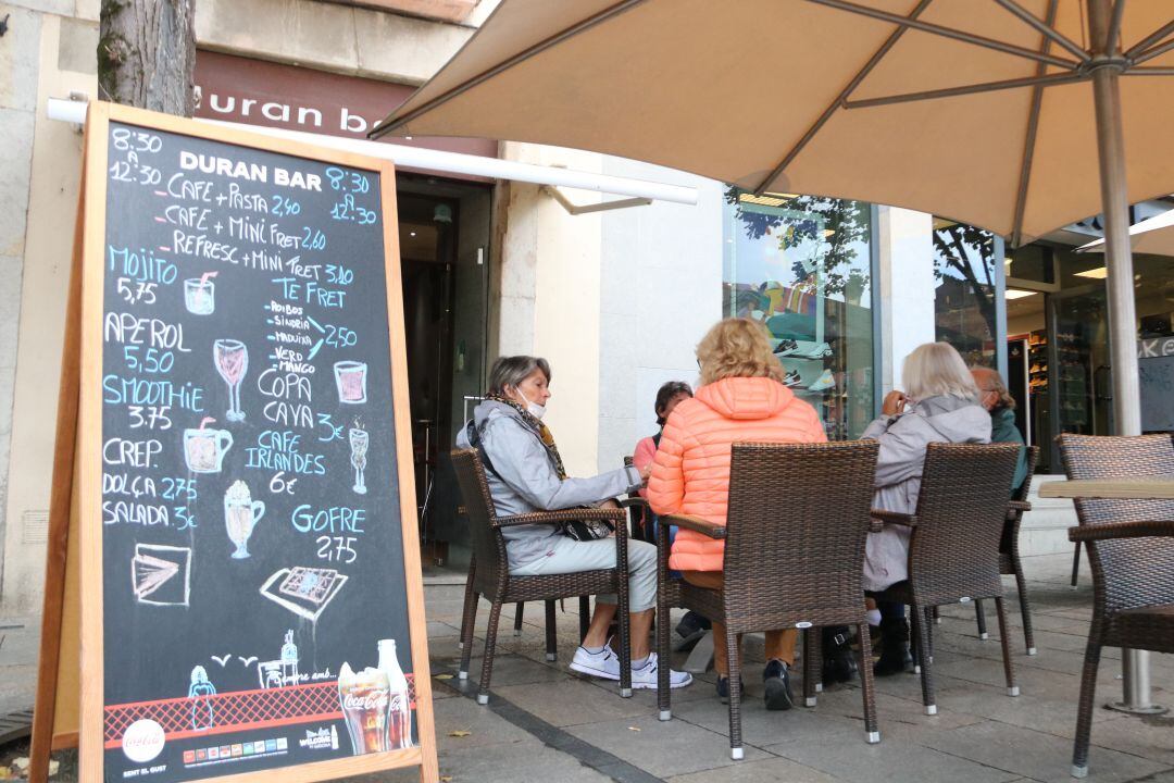 Un grupo de personas en la terraza de un bar en Girona