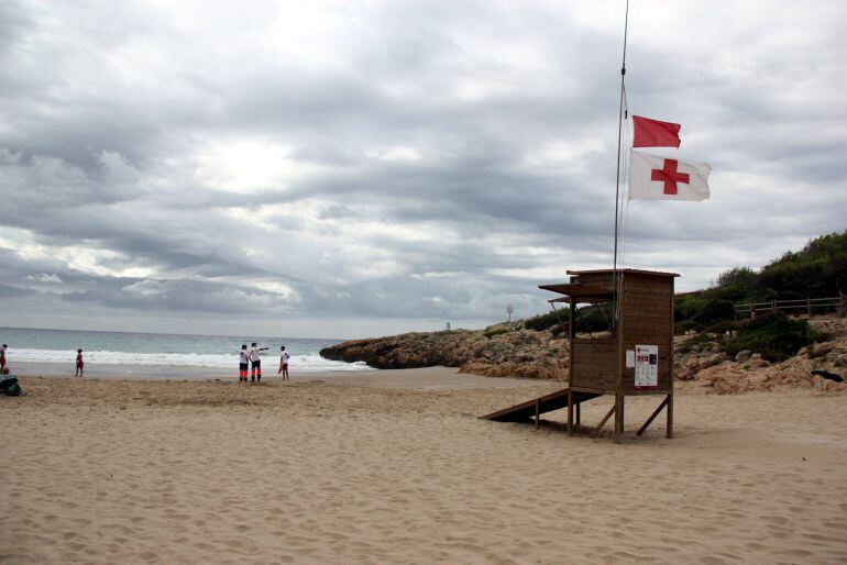Troben una dona morta a la platja dels Capellans a Tarragona