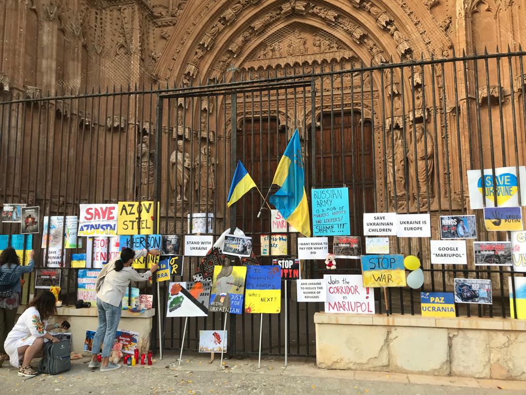 Manifestantes ucranianos en la Catedral de Palma colocando mensajes de apoyo.