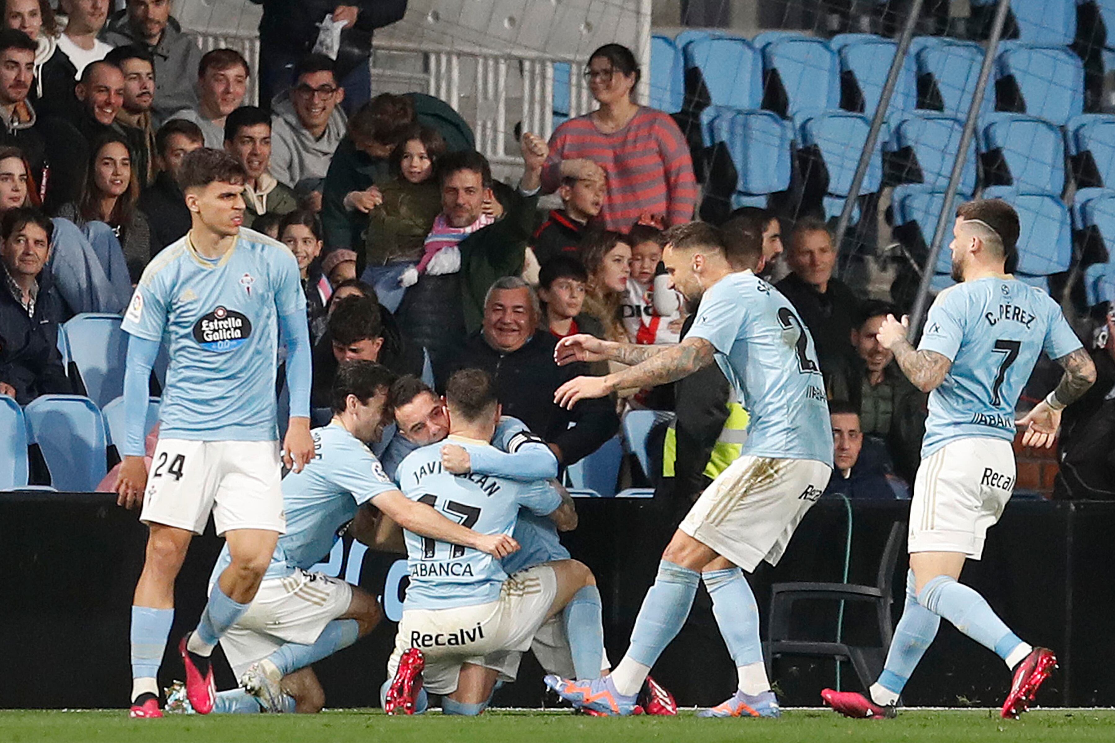 Vigo (Pontevedra), 11/03/2023.- Los jugadores del Celta celebran el primer gol del equipo gallego durante el encuentro correspondiente a la jornada 25 de primera división que disputan hoy sábado frente al Rayo Vallecano en el estadio Balaidos de Vigo. EFE / Salvador Sas.
