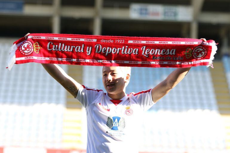 Ideguchi posa con sus nuevos colores