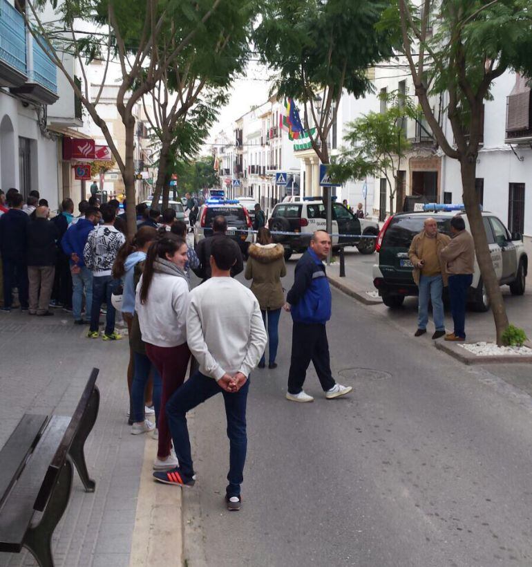 Los vecinos de Montalbán junto a la zona acordonada por el suceso.