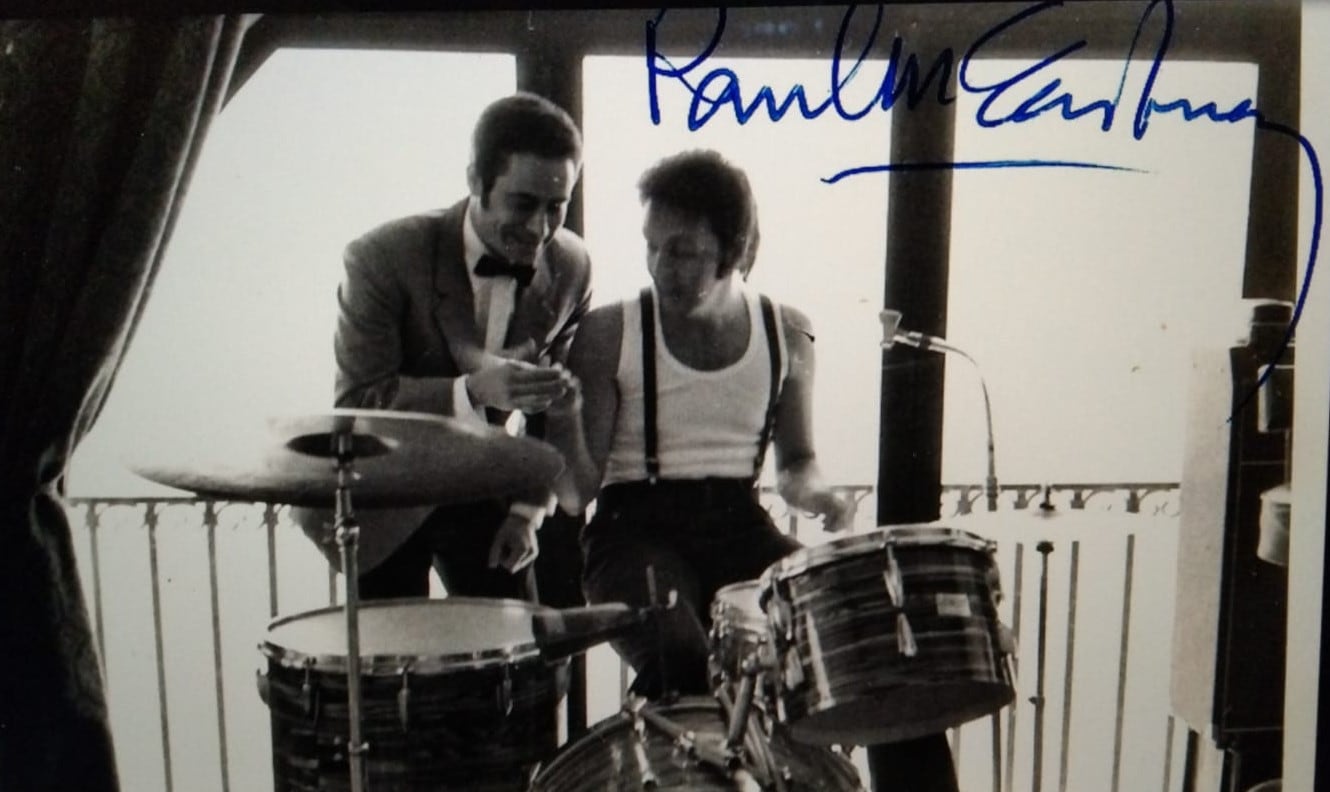 Autógrafo de Paul McCartney en la foto que le regaló al maitre del hotel Montíboli, Antonio, que aparece junto al beatle.