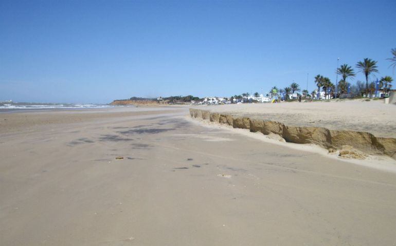 Escalón de arena en la playa de La Barrosa