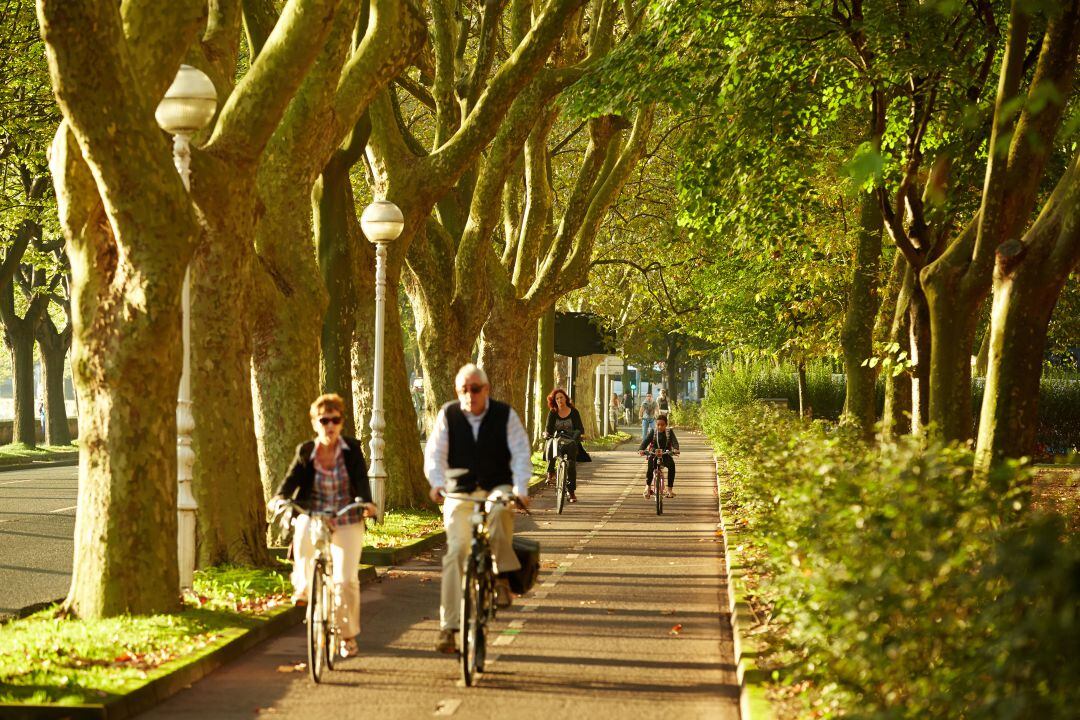 Varias personas recorren en bici uno de los bidegorris de San Sebastián en una imagen de archivo. 