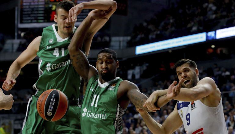 Felipe Reyes trata de capturar un rebote ante Darussafaka