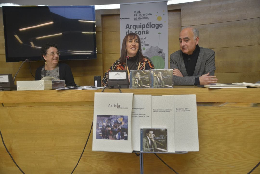 Rosario Alvarez, presidenta del Consello da Cultura Galega, Belén Hernández, gerenta del Consorcio y Maximino Zumalave, director asociado de la Real Filarmonía de Galicia durante la presentación del disco