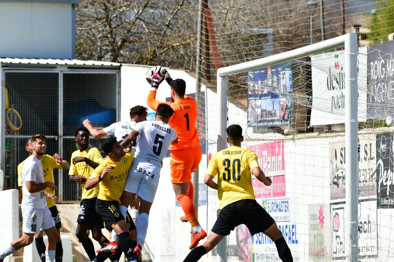Carlos Abad, portero del Hércules CF, frente a la Peña Deportiva