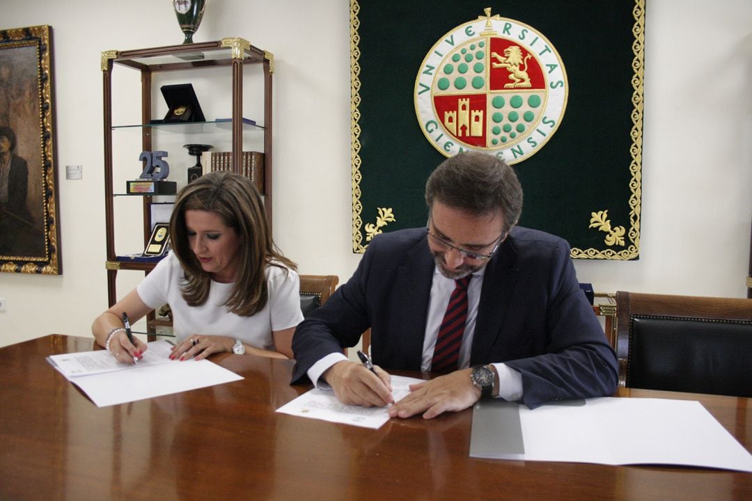 Yolanda Caballero y Juan Gómez firman el acuerdo.