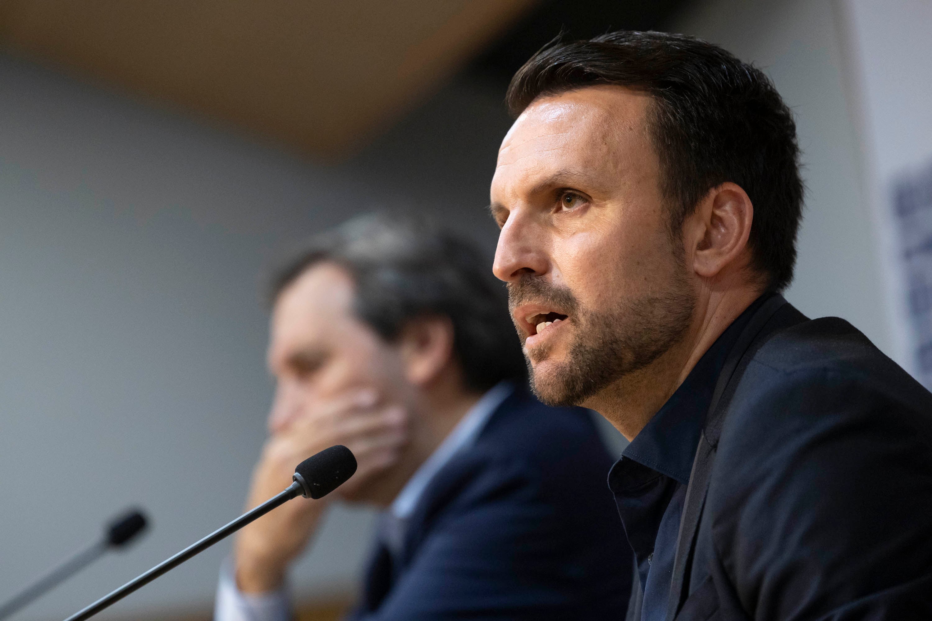SANTA CRUZ DE TENERIFE (CANARIAS), 12/05/2025.-El vicepresidente del CD Tenerife, Ayoze García Pérez (d), y el consejero de la entidad, Felipe Miñambres, comparecen en rueda de prensa tras confirmarse matemáticamente el descenso del equipo a primera RFEF. EFE/Miguel Barreto
