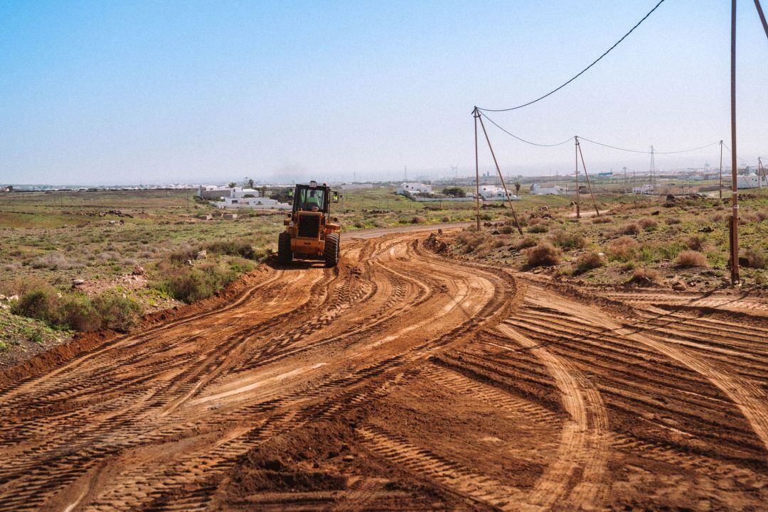 Una de las máquinas trabajando en uno de los caminos.