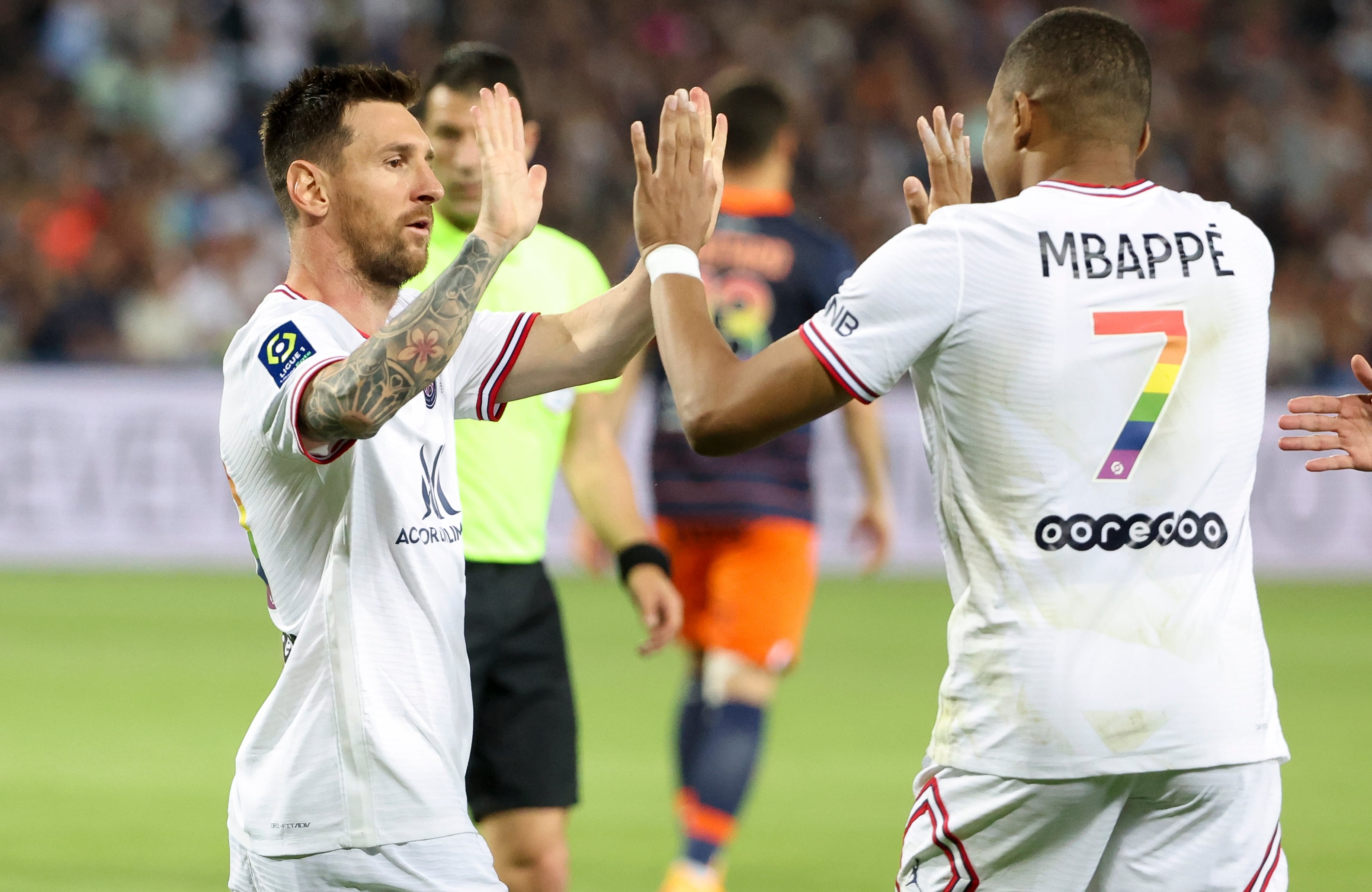 Kylian Mbappé y Leo Messi, con la camiseta con los dorsales contra la homofobia (Photo by John Berry/Getty Images)