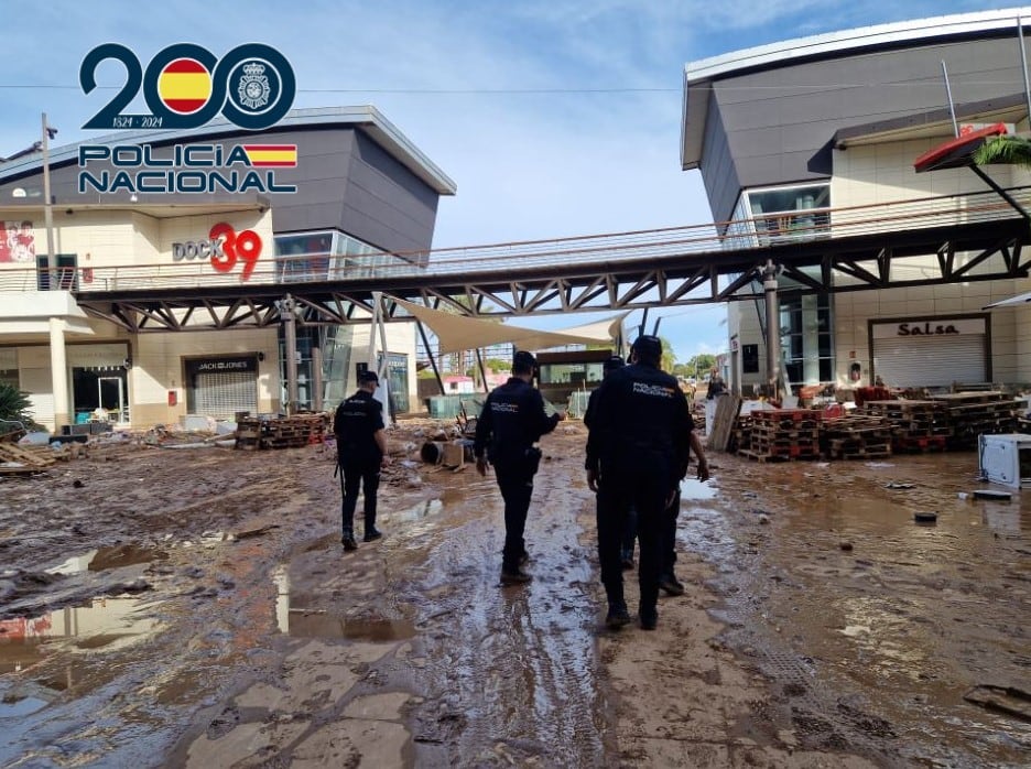 Policía patrulla en el Centro Comercial Bonaire