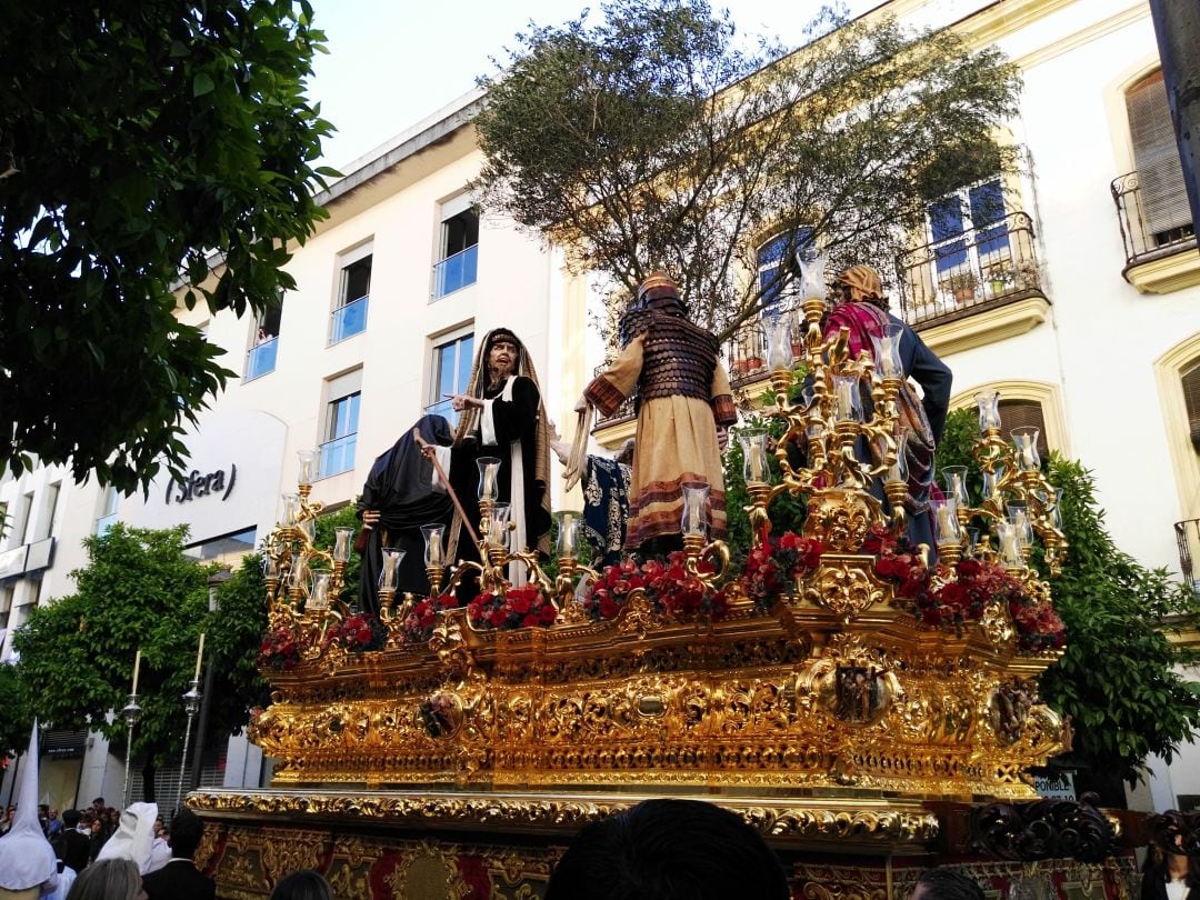 El paso del Señor de La Clemencia por la Calle Larga