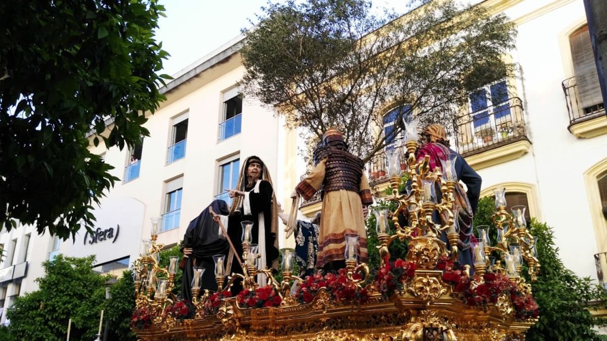Brillante Martes Santo en las calles de Jerez