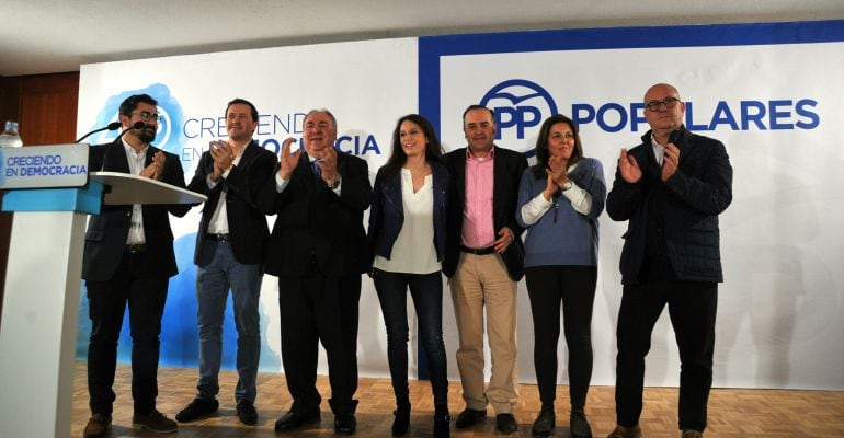 La vicesecretaria de Estudios y Programas del PP, Andrea Levy, junto al secretario general del PP de Castilla-La Mancha y otros miembros del partido en la región durante el acto celebrado en Torrijos