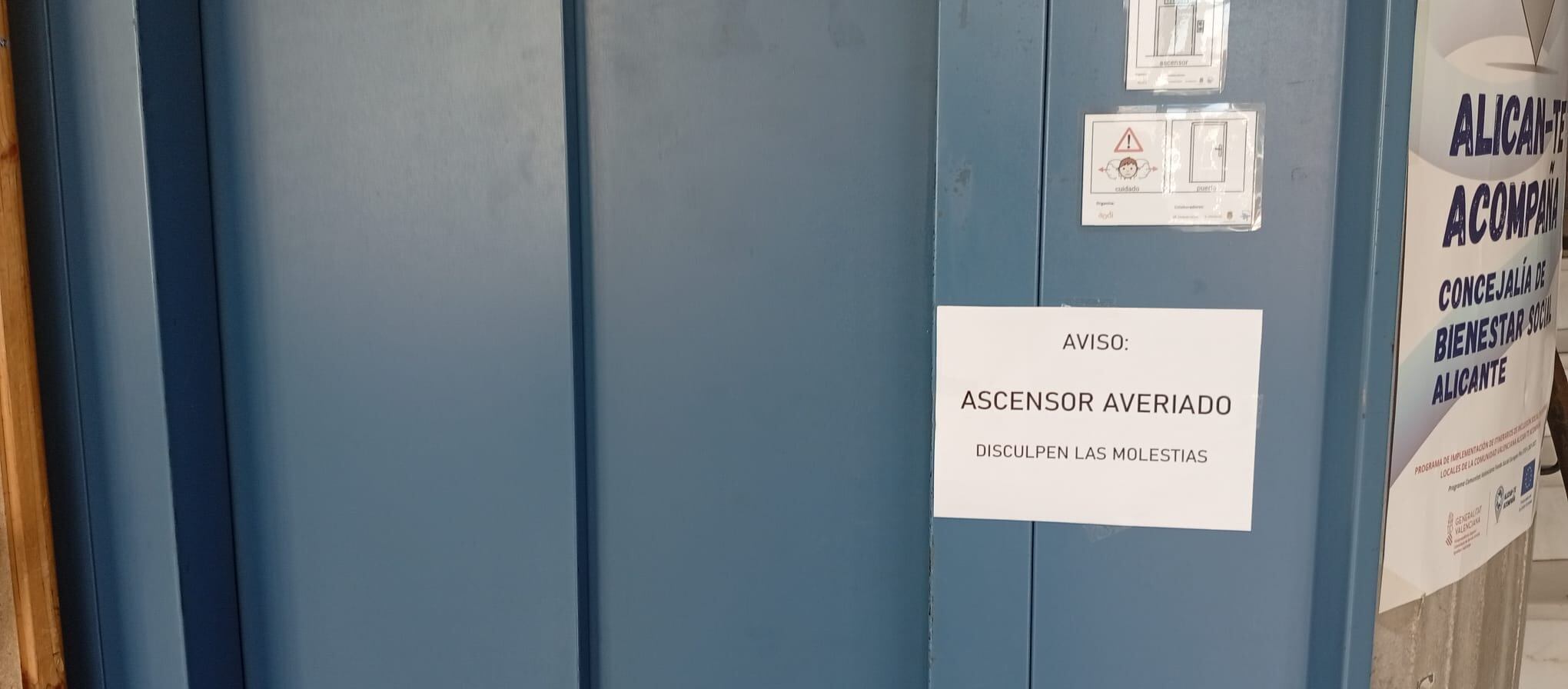 Imagen del ascensor del centro social Isla de Cuba que, según Copé, lleva más de un mes y medio estropeado