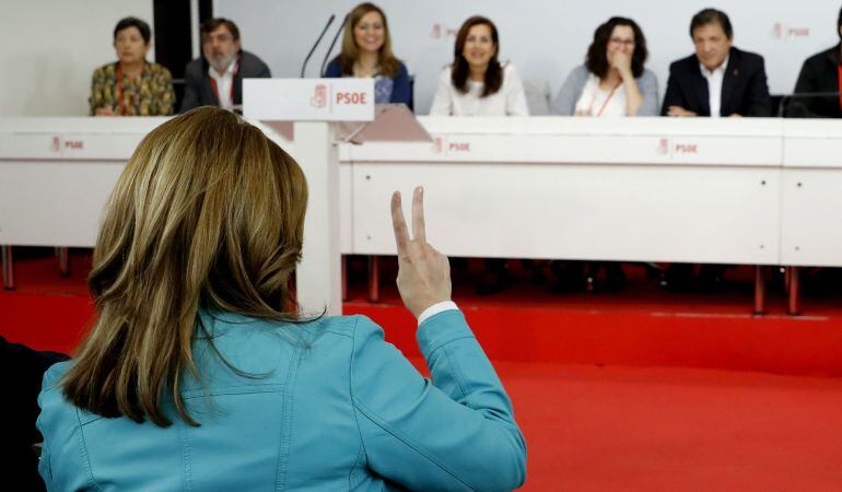 Susana Díaz se dirige a los miembros de la mesa presidencial durante la reunión que el Comité Federal del PSOE.