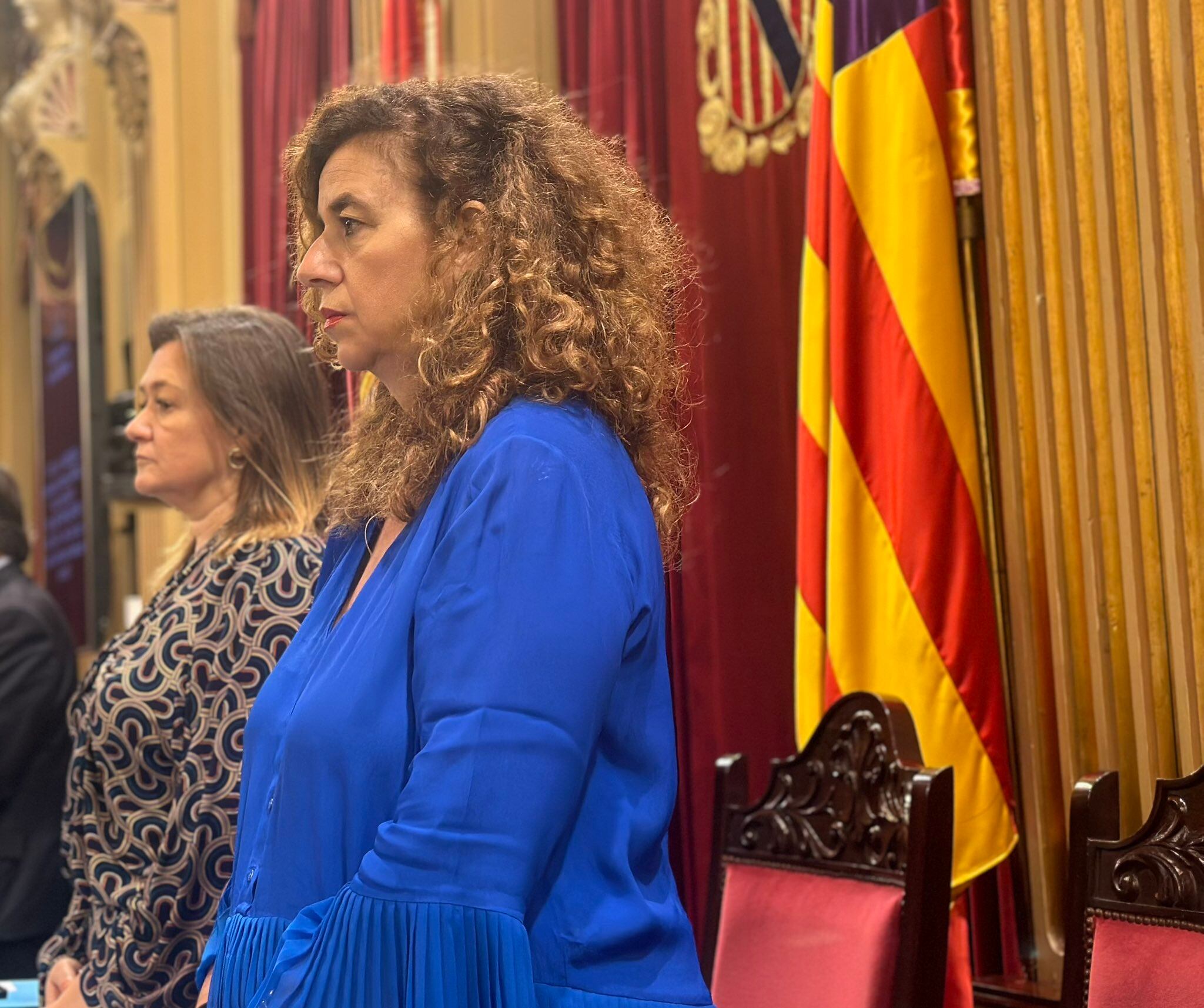 Pilar Costa hoy durante el minuto de silencio en el Parlament