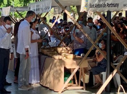 Los Reyes viendo una muestra de artesanía local