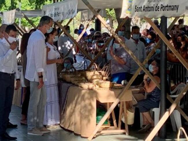 Los Reyes viendo una muestra de artesanía local