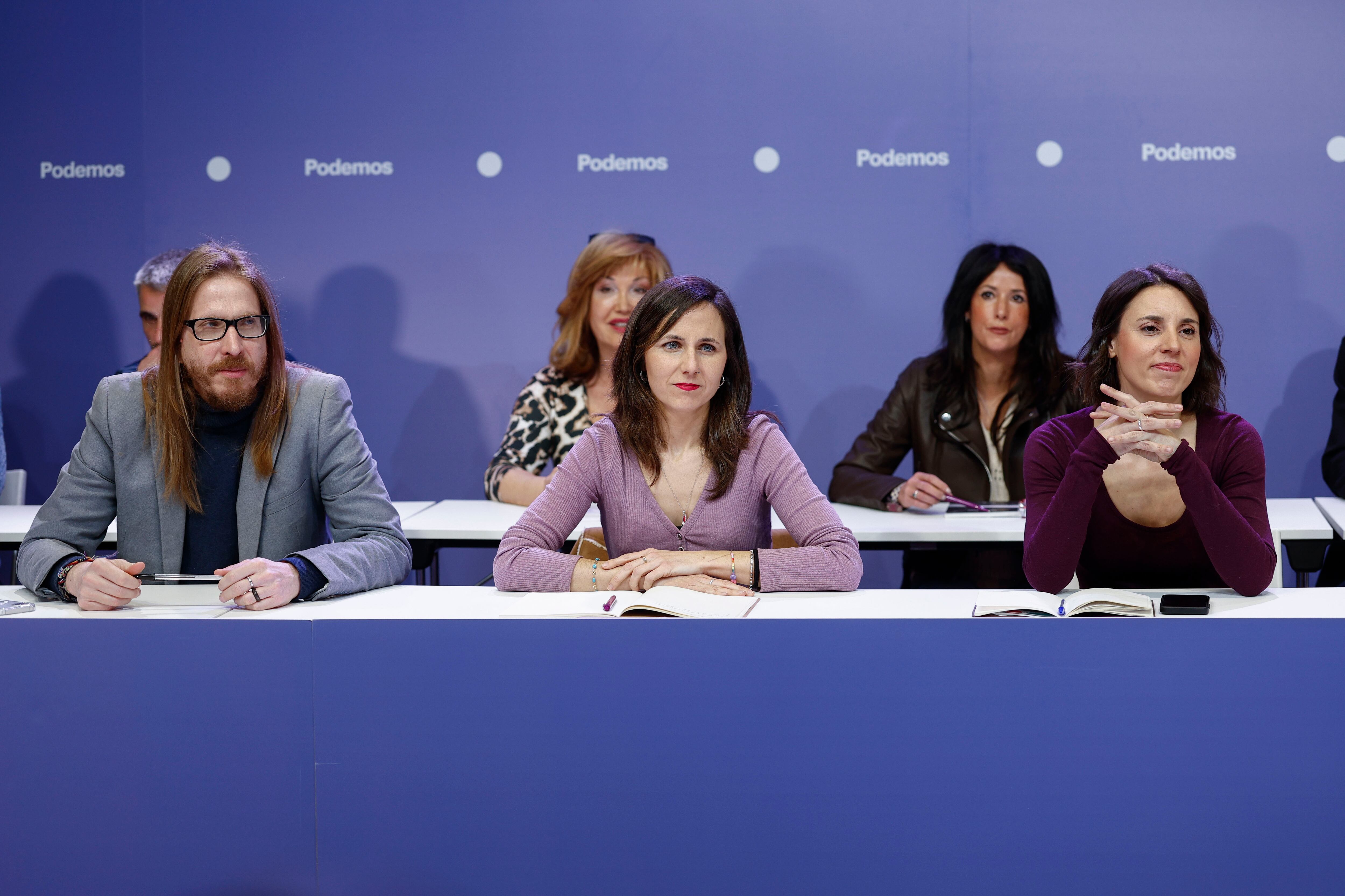 La líder de Podemos, Ione Belarra, junto al secretario de Organización Estatal y portavoz, Pablo Fernández, y la secretaria Política, Irene Montero, entre otros.