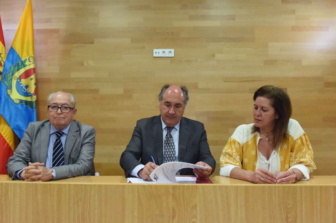 Paca Ríos, presidenta de Apymeal, durante la firma de un convenio con el alcalde de Algeciras, José Ignacio Landaluce y el delegado de fomento Diego de Salas.